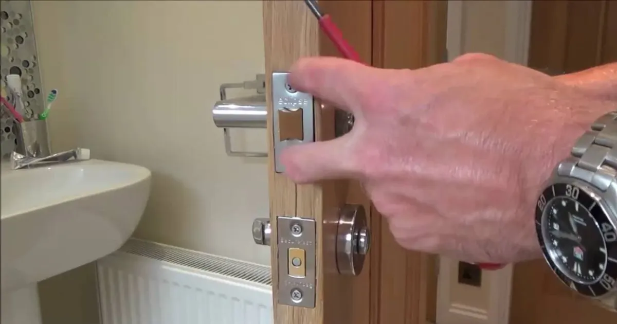 How To Repair Bathroom Door Lock: Professional Guide